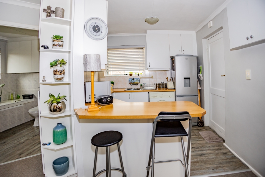 1 Bedroom Property for Sale in Oakglen Western Cape